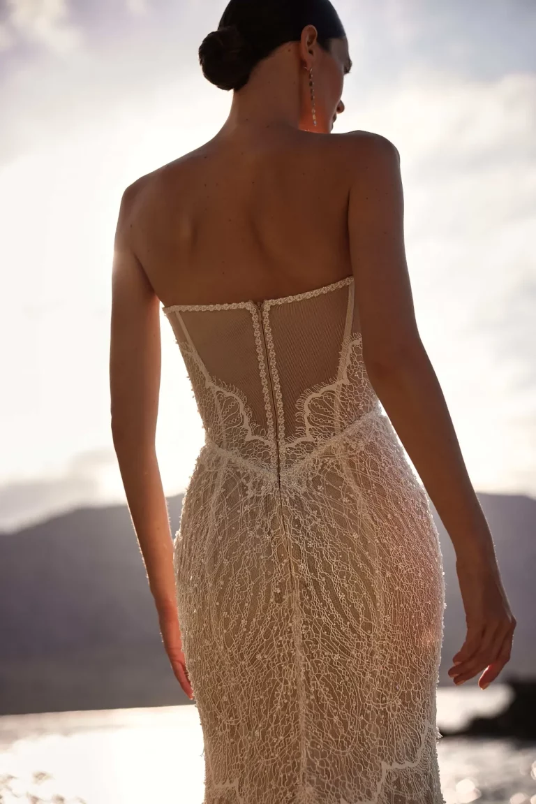 MILLA-NOVA-5462_Esmera-Brautkleid-Figurbetont