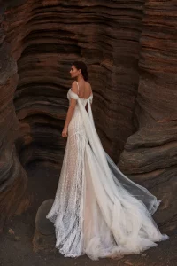 MILLA-NOVA-5642_Romiata-Brautkleid-Figurbetont