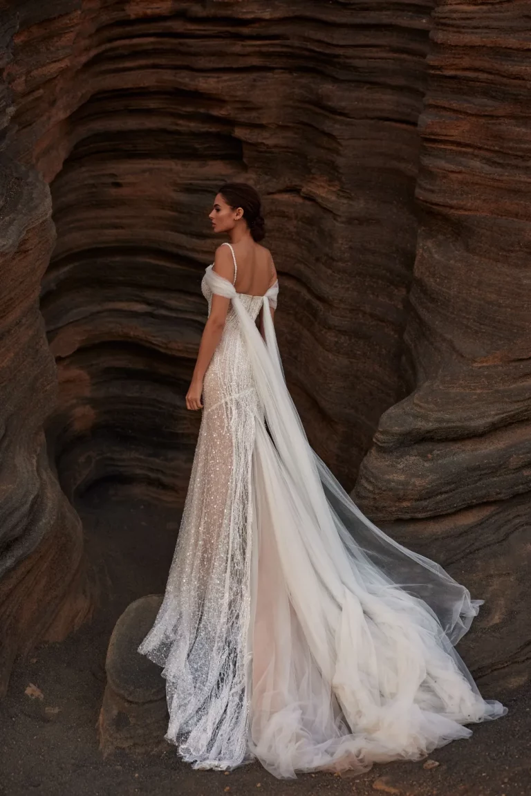 MILLA-NOVA-5642_Romiata-Brautkleid-Figurbetont