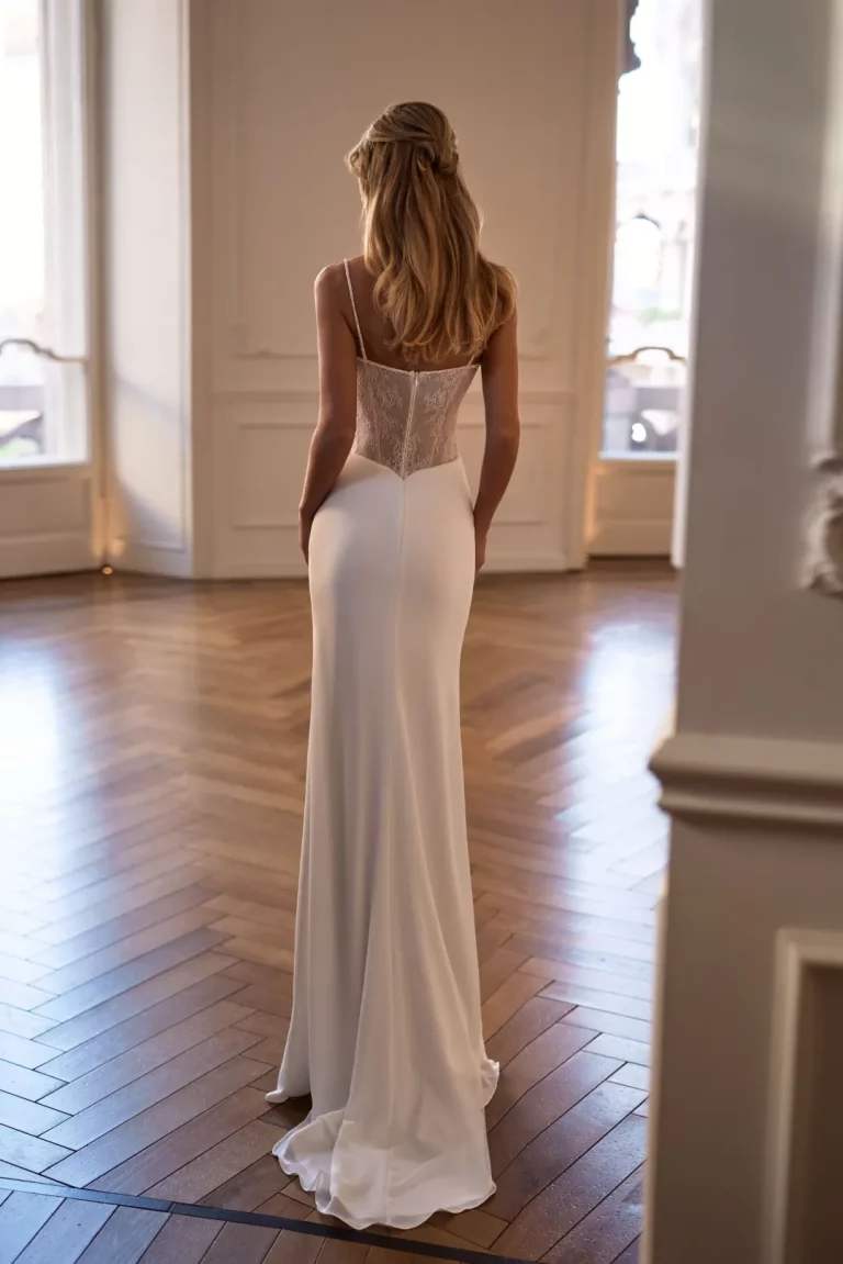 MILLA-NOVA-6058_Vesloria-Brautkleid-Figurbetont