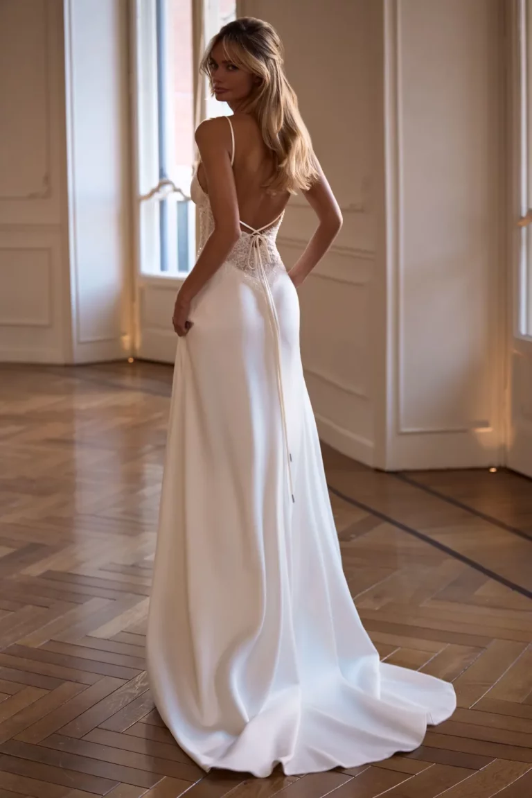 MILLA-NOVA-6092_Thalassa -Brautkleid-Figurbetont