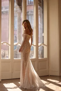 MILLA-NOVA-6224_Ophira-Brautkleid-Figurbetont