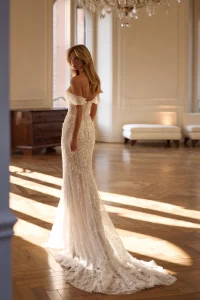 MILLA-NOVA-6234_Venara-Brautkleid-Figurbetont