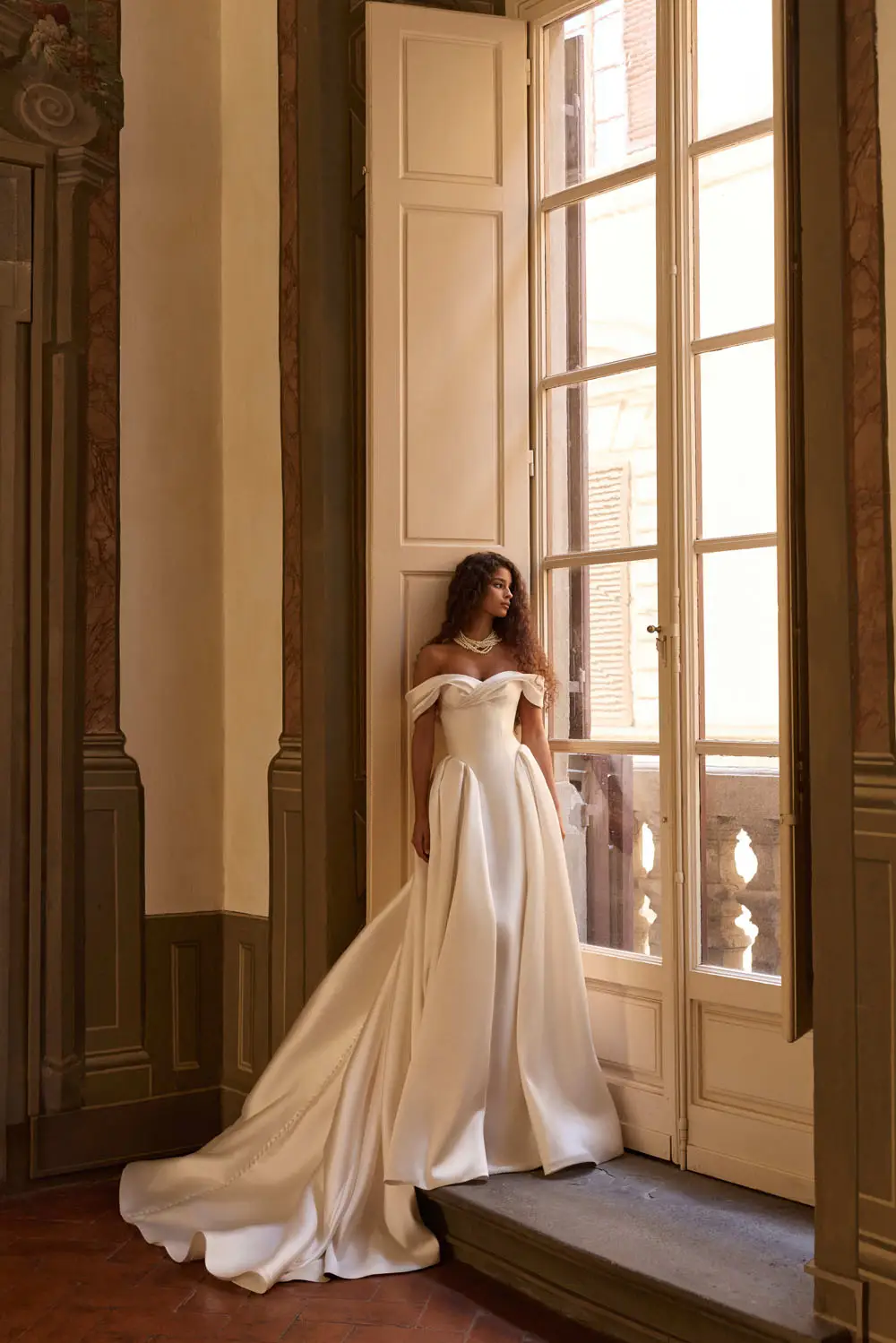 MILLA-NOVA-13341_Yanina-Brautkleid-schlicht-elegant