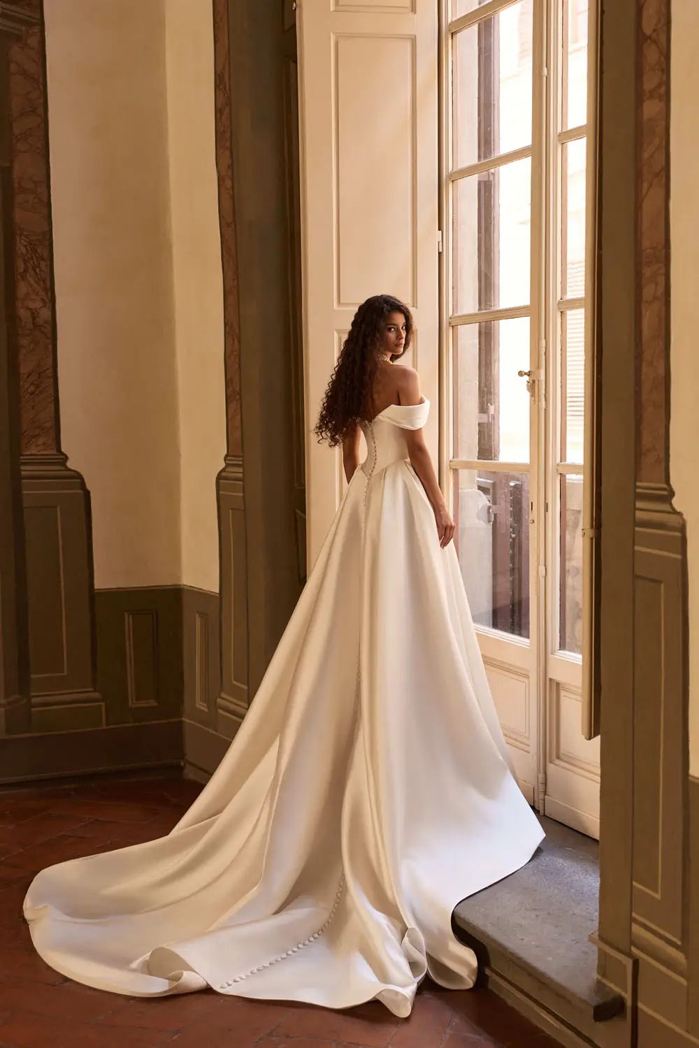MILLA-NOVA-13342_Yanina-Brautkleid-schlicht-elegant