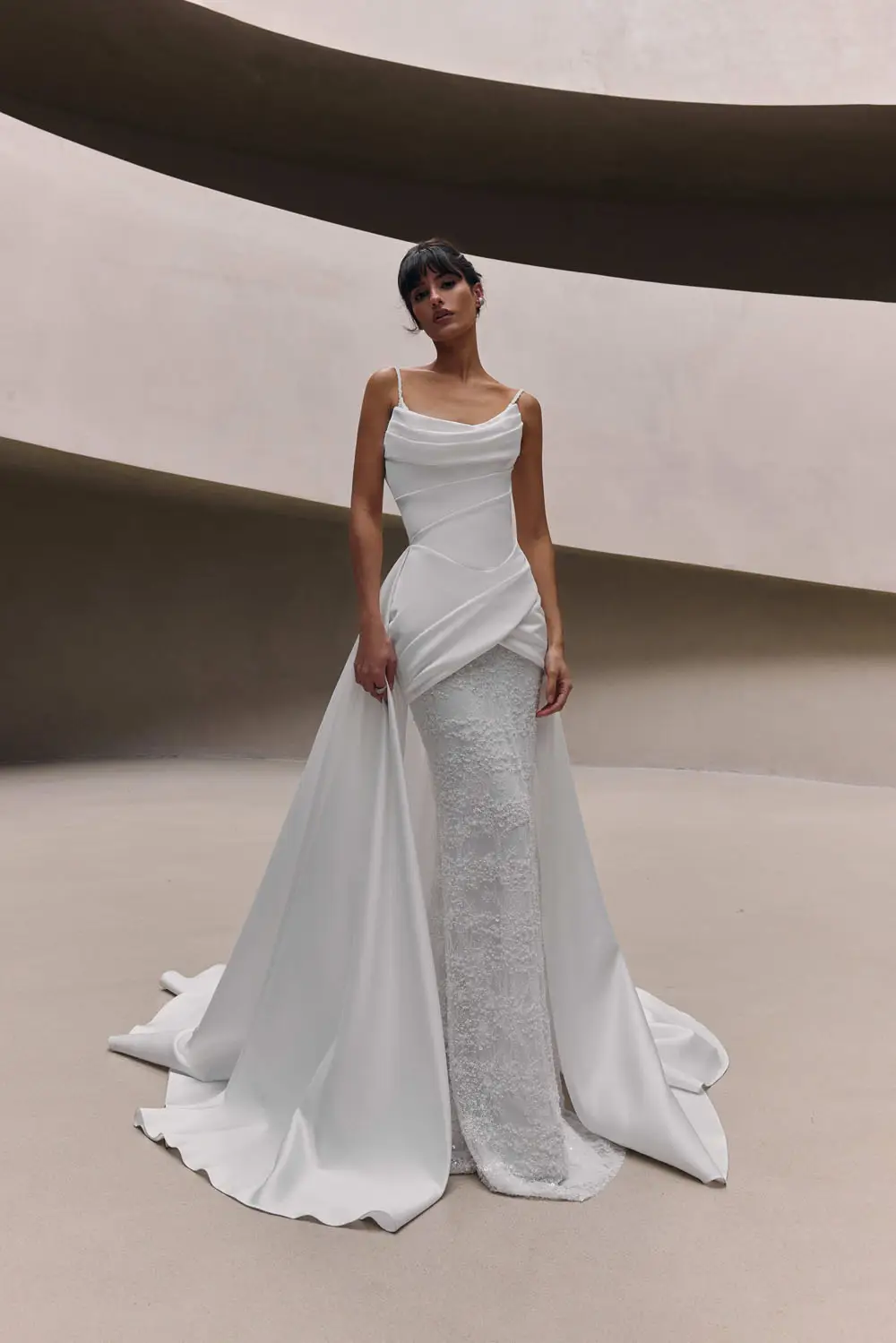 MILLA-NOVA-14048_Elthera-Brautkleid-figurbetont