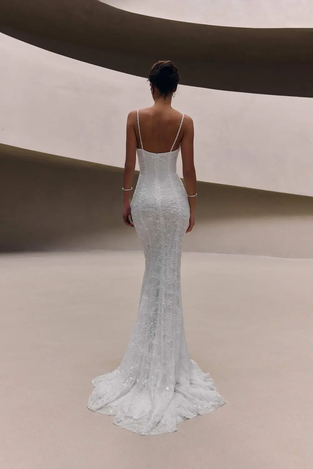 MILLA-NOVA-14050_Elthera-Brautkleid-figurbetont