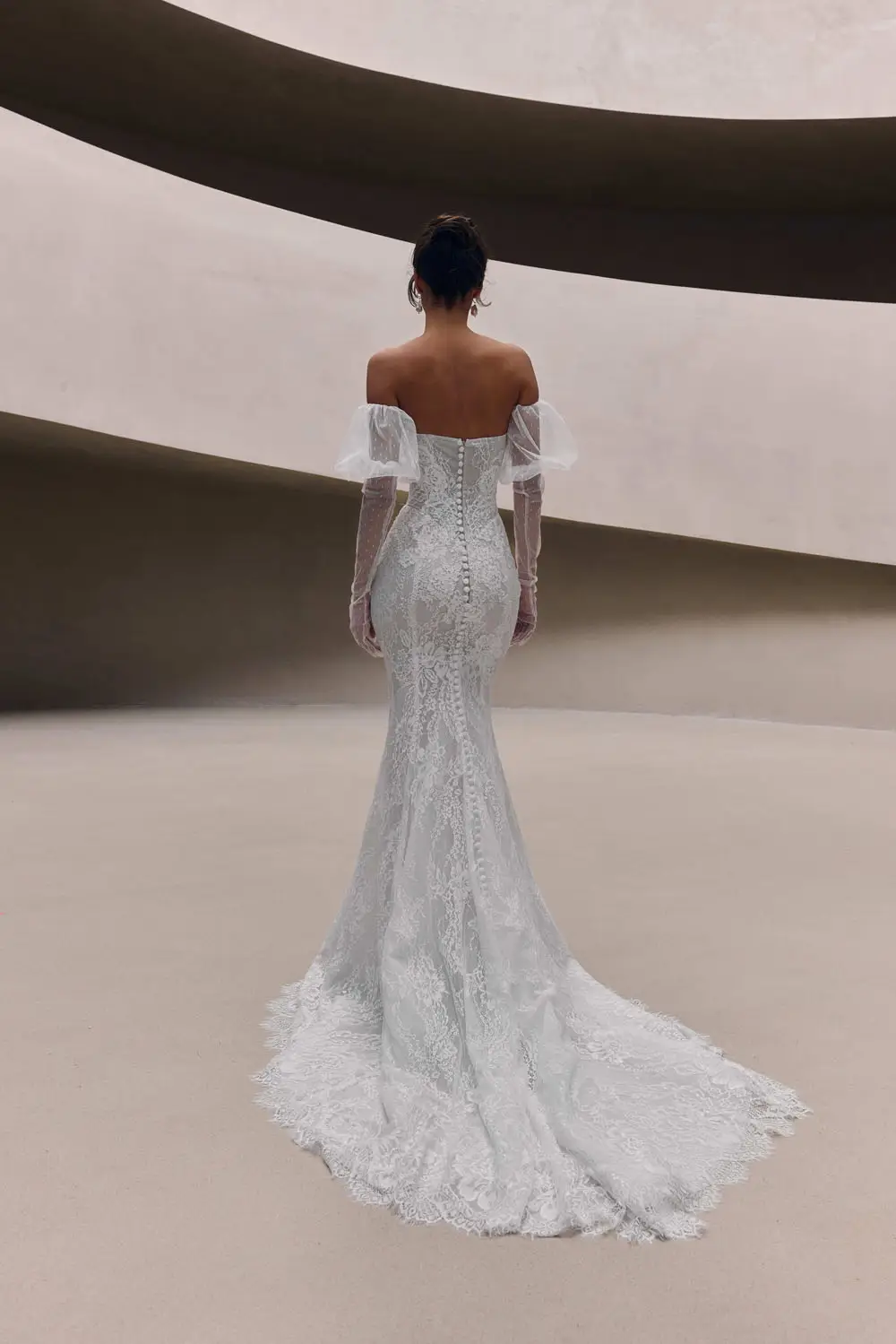 MILLA-NOVA-14171_Olvaria-Brautkleid-figurbetont
