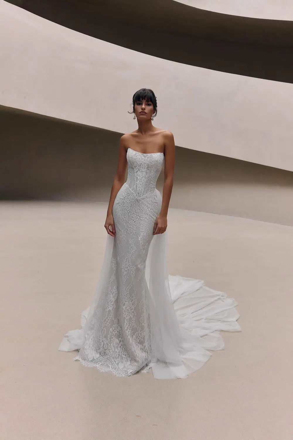 MILLA-NOVA-14172_Olvaria-Brautkleid-figurbetont