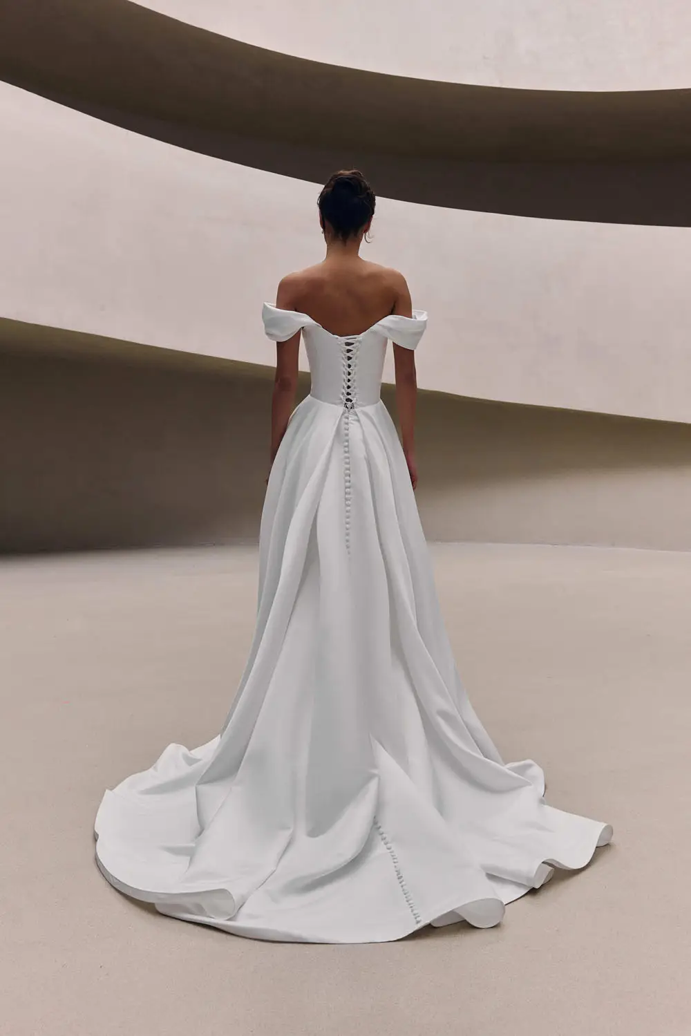 MILLA-NOVA-14226_Teyra-Brautkleid-schlicht-elegant