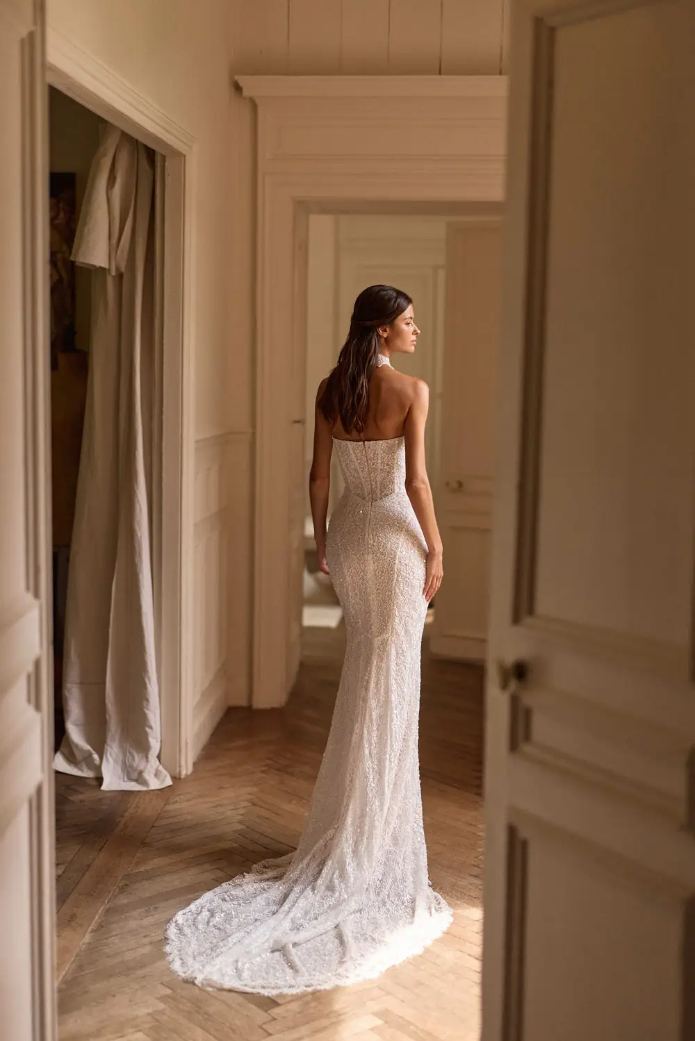 MILLA-NOVA-8755_Bravelle-Brautkleid-figurbetont