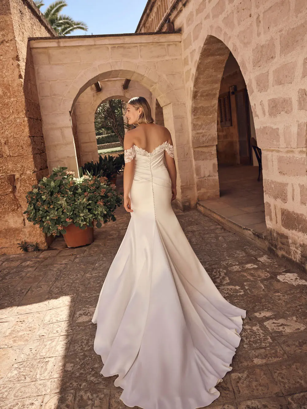 Modeca Naomi Curvy Brautkleid figurbetont, elegant und schlicht – Steinecker