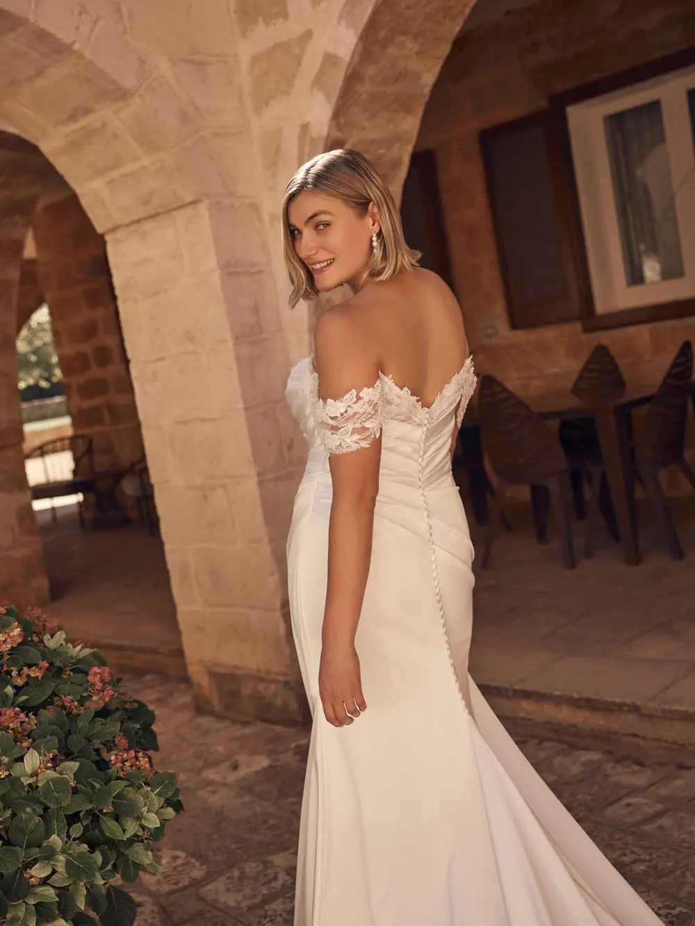 Modeca Naomi Curvy Brautkleid figurbetont, elegant und schlicht – Steinecker