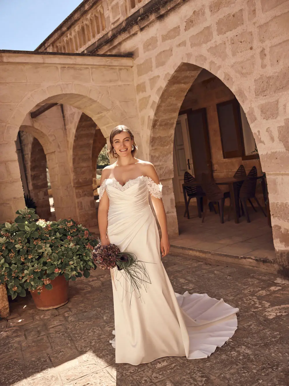 Modeca Naomi Curvy Brautkleid figurbetont, elegant und schlicht – Steinecker