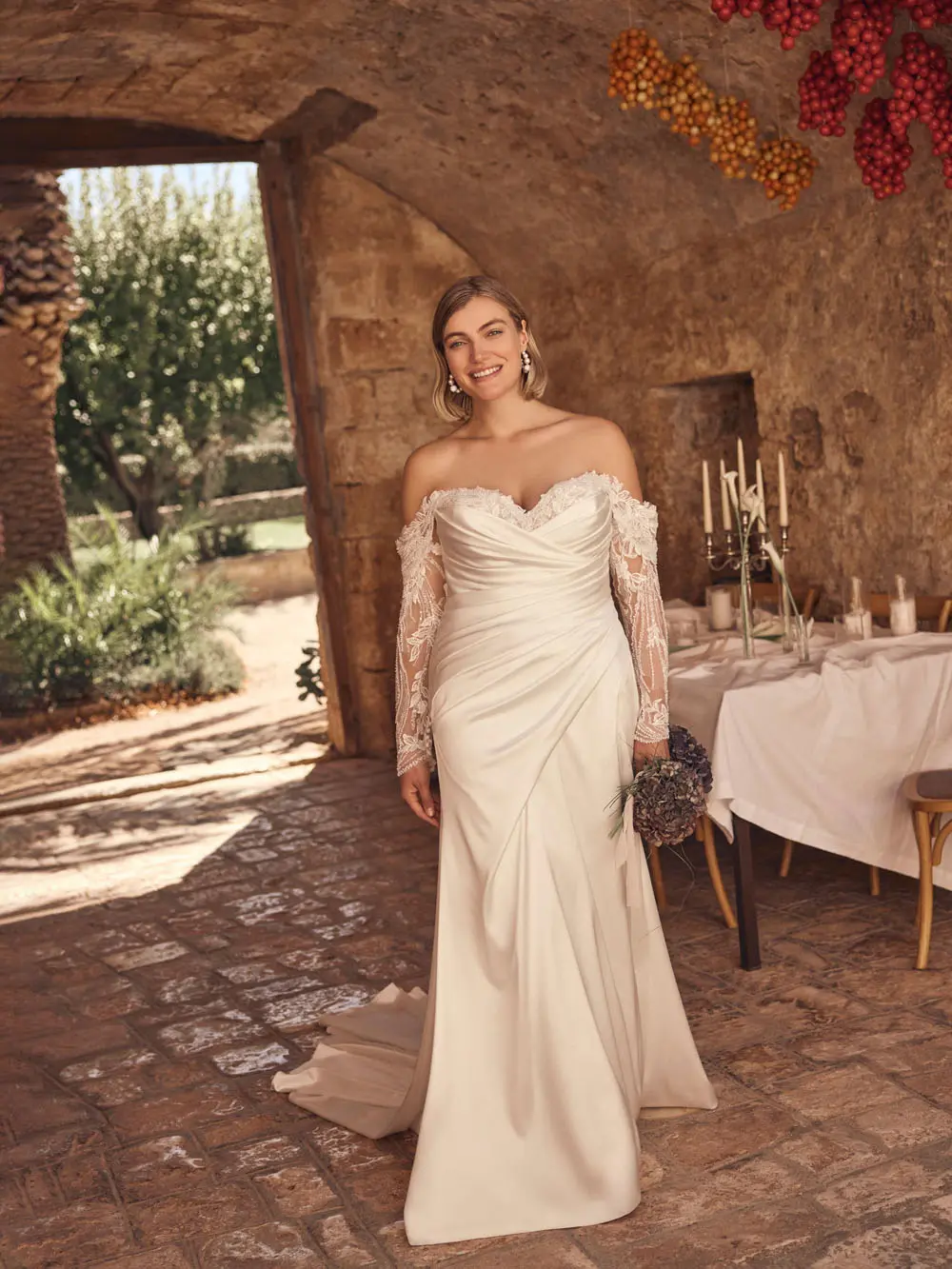 Modeca Naomi Curvy Brautkleid figurbetont, elegant und schlicht – Steinecker